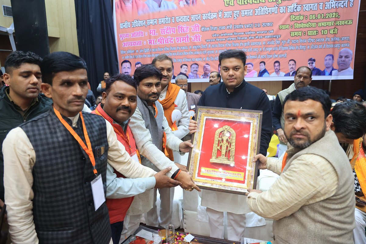 उत्तर प्रदेश प्राथमिक शिक्षामित्र संघ और परिषदीय अनुदेशक संघ द्वारा आज लखनऊ में आयोजित कार्यक्रम में सम्मिलित हुआ। 

हमारे शिक्षामित्र, समर्पण और स्थिरता की पहचान हैं। गांव-गांव तक शिक्षा पहुंचाने वाले शिक्षामित्र किसी व्यवस्था का बोझ नहीं, बल्कि शिक्षा व्यवस्था की रीढ़ हैं।