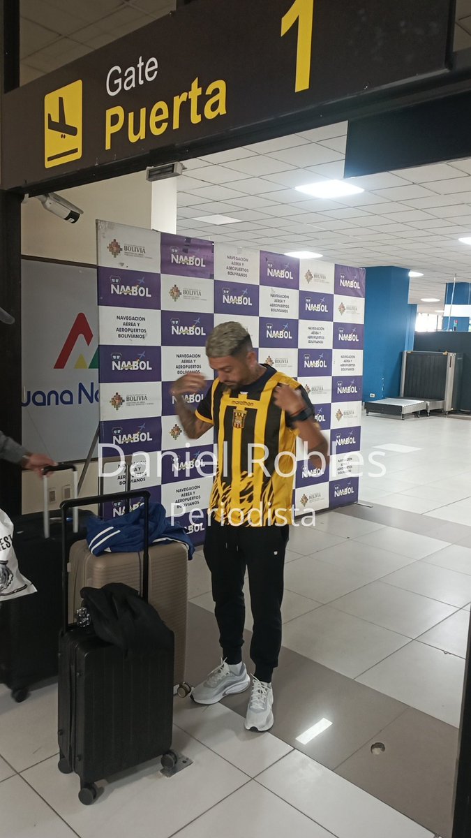 Llegó Jonathan Bustos a La Paz 🐯 
El nuevo jugador de The Strongest se incorporará directamente a los entrenamientos en Achumani. Su vinculación con el cuadro Atigrado será por un año.