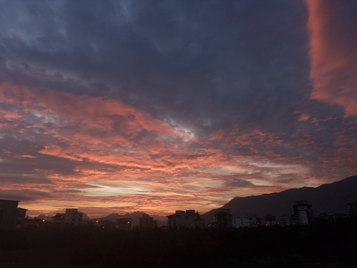 "...belki de olanlar bu yüzden tam orada ve o zaman oldu, o garip kızıl öğleden sonra." -jack kerouac