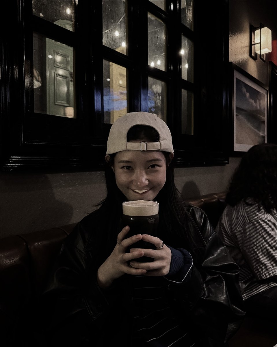 ornatfe's tweet image. ️ㅤ

📍𝗦𝗵𝗶𝗦𝗵𝗶 𝗡𝗶𝗴𝗵𝘁𝗰𝗹𝘂𝗯 &amp;amp; 𝗜𝘇𝗮𝗸𝗮𝘆𝗮 𝗟𝗼𝘂𝗻𝗴𝗲
️ㅤ 06 Januari 2026  |  19.56 WITA

Dalam upaya melarikan diri dari Bligus dan Kakak-Kakak yang lain. Tersenyum saja walau masih berbeban berat.

️ㅤ