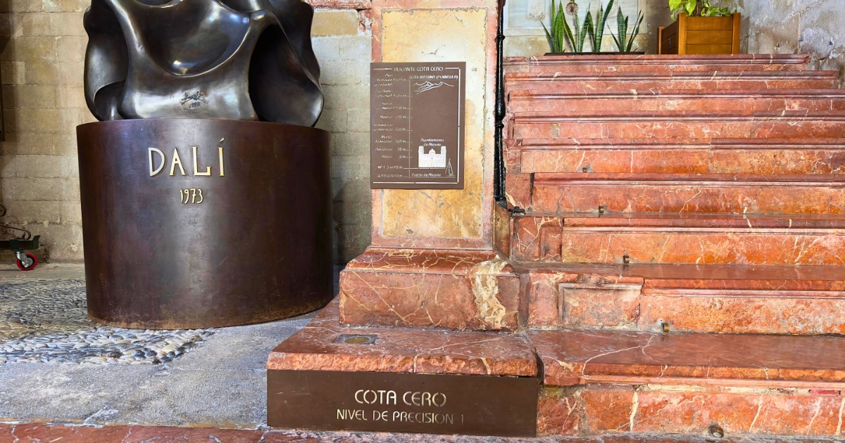 Si pisas ese clavo hoy, técnicamente estás a 3,4095 metros sobre el nivel medio del mar (la altura exacta que trajeron del puerto), pero por convención científica, ese punto es el "origen cero" desde el que se calculan todas las altitudes, desde los Pirineos hasta Cádiz.