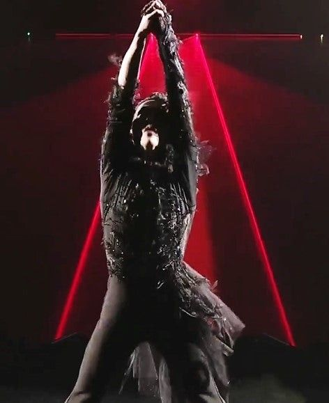 The spectacular custume, created by the renowned designer Satomi Ito san, is tailored to his unique physique, and expressing his passion through her creations.  {AI}

#HANYUYUZURU
#YuzuruHanyu #羽生結弦 
#RE_PRAY  #GATEofLIVING