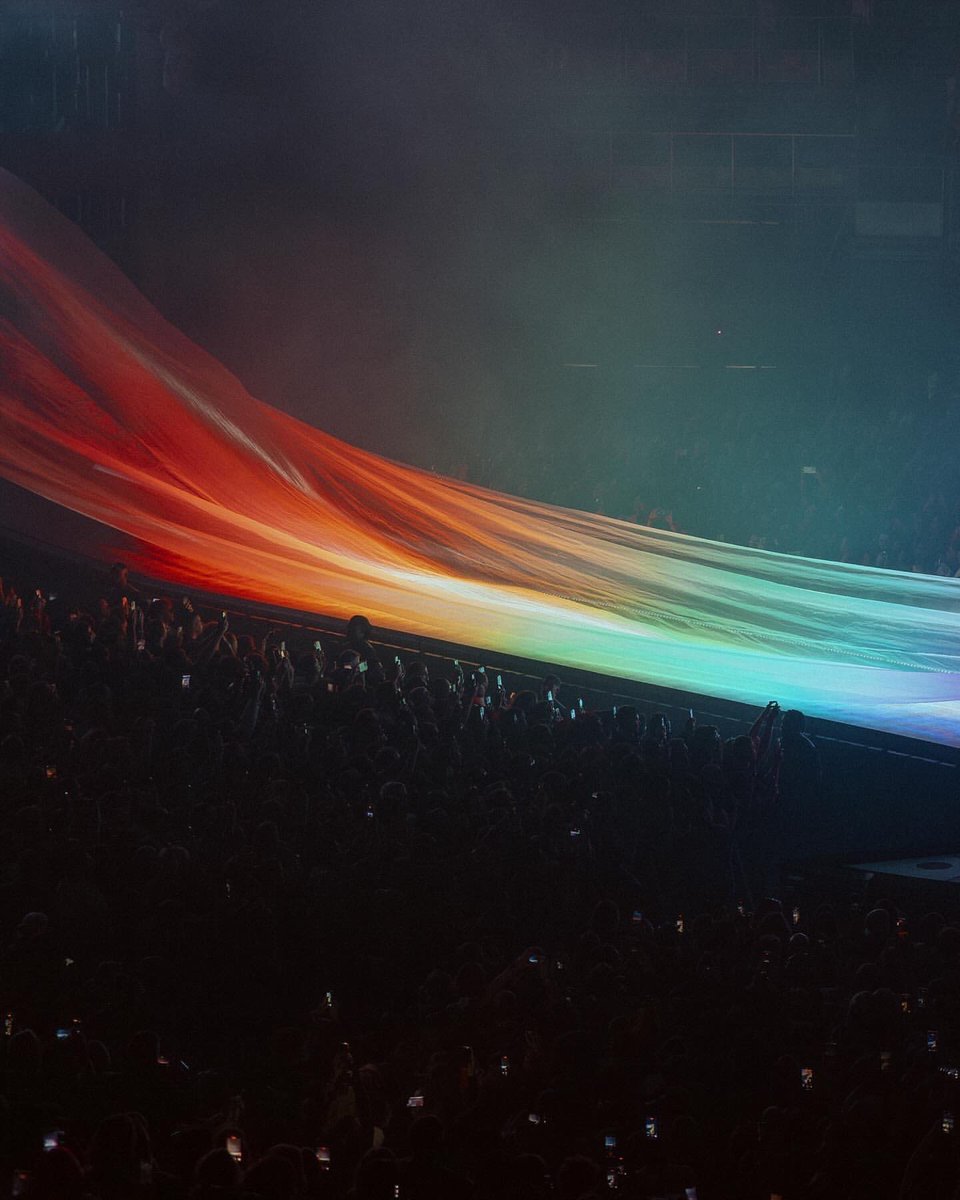 keaaaaley's tweet image. no pop star has ever made the 🏳️‍🌈 flag look so cunt