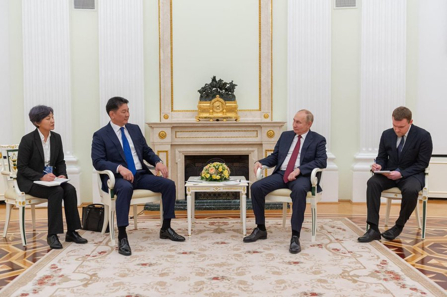 ankhaa404's tweet image. Оростой холбоотой бүхий л айлчлал дээр Буяндэлгэр эгч суудаг байж билээ. Одоо охин Болор нь. Үе дамжсан сайн мэргэжилтнүүдээ Гадаад хэргийн яам дэмжих нь тун ховор доо