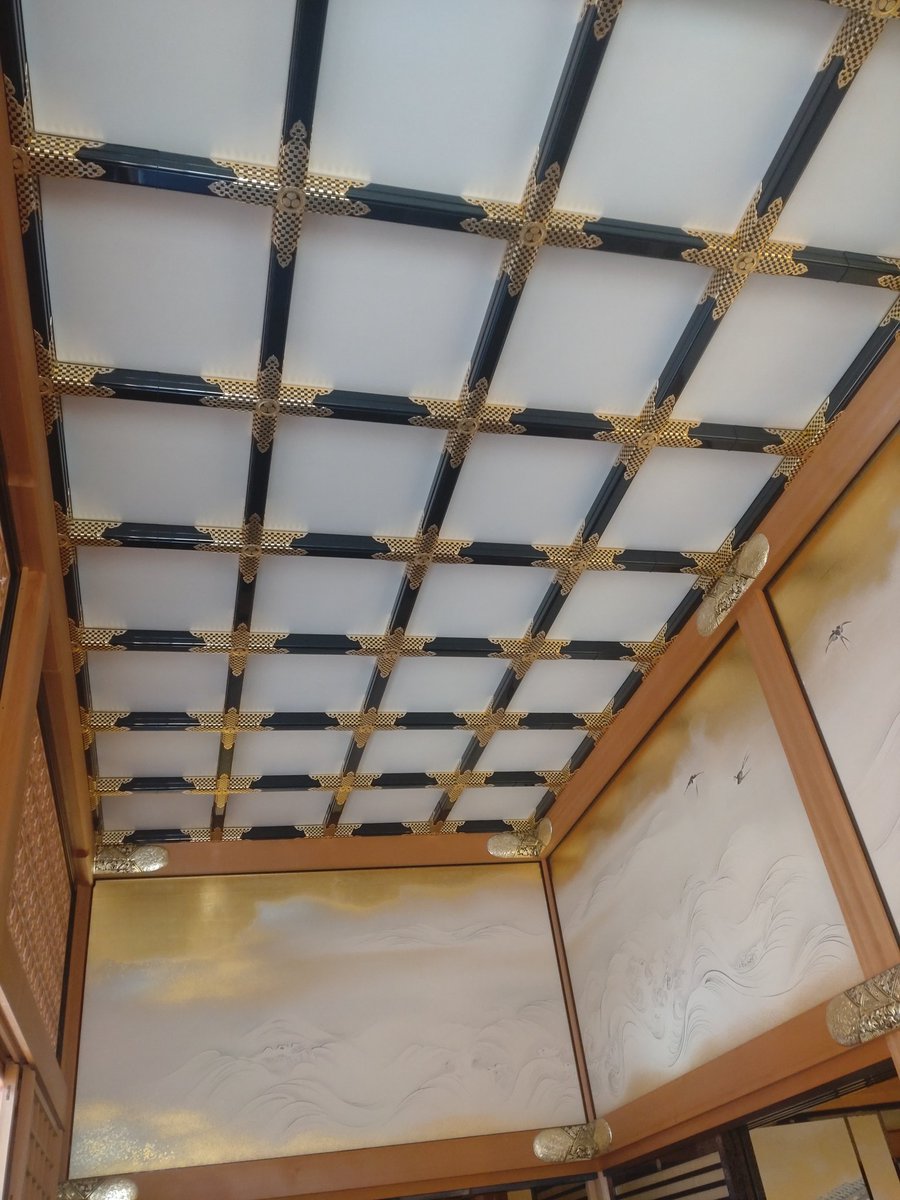 一昨日はライブ昨日はひたすら観光したため本日身体全部が痛い特に内もも
平気な顔して過ごしましたがｱｱｱｲﾀｲｲｧｧｧって心が叫んでいた
これはぜひ見たかった名古屋城
絢爛豪華でとても良かった