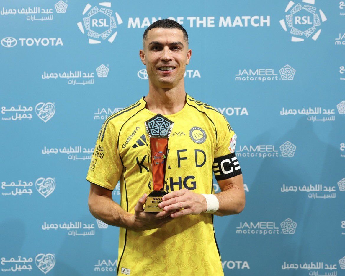 🚨 𝗥𝗘𝗖𝗢𝗥𝗗𝗦 : 𝗖𝗥𝟳 𝗣𝗥𝗘̂𝗧 𝗔̀ 𝗙𝗥𝗔𝗣𝗣𝗘𝗥 𝗘𝗡𝗖𝗢𝗥𝗘. 👀🐐

En 2026, Cristiano Ronaldo 🇵🇹 a plusieurs caps majeurs dans le viseur. ✅

➔ à 𝟭𝟵 buts de devenir le meilleur buteur de l’histoire d’Al Nassr
➔ à 𝟳 buts d’atteindre les 𝟱𝟬𝟬 buts inscrits après ses