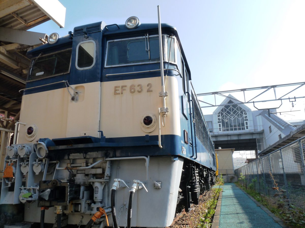 軽井沢 新しくなった軽井沢駅を背に展示されるEF63-2号機