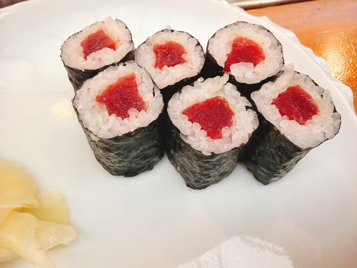 FinNekomoco's tweet image. 鯵と鉄火巻摘む、鯵撮り忘れ