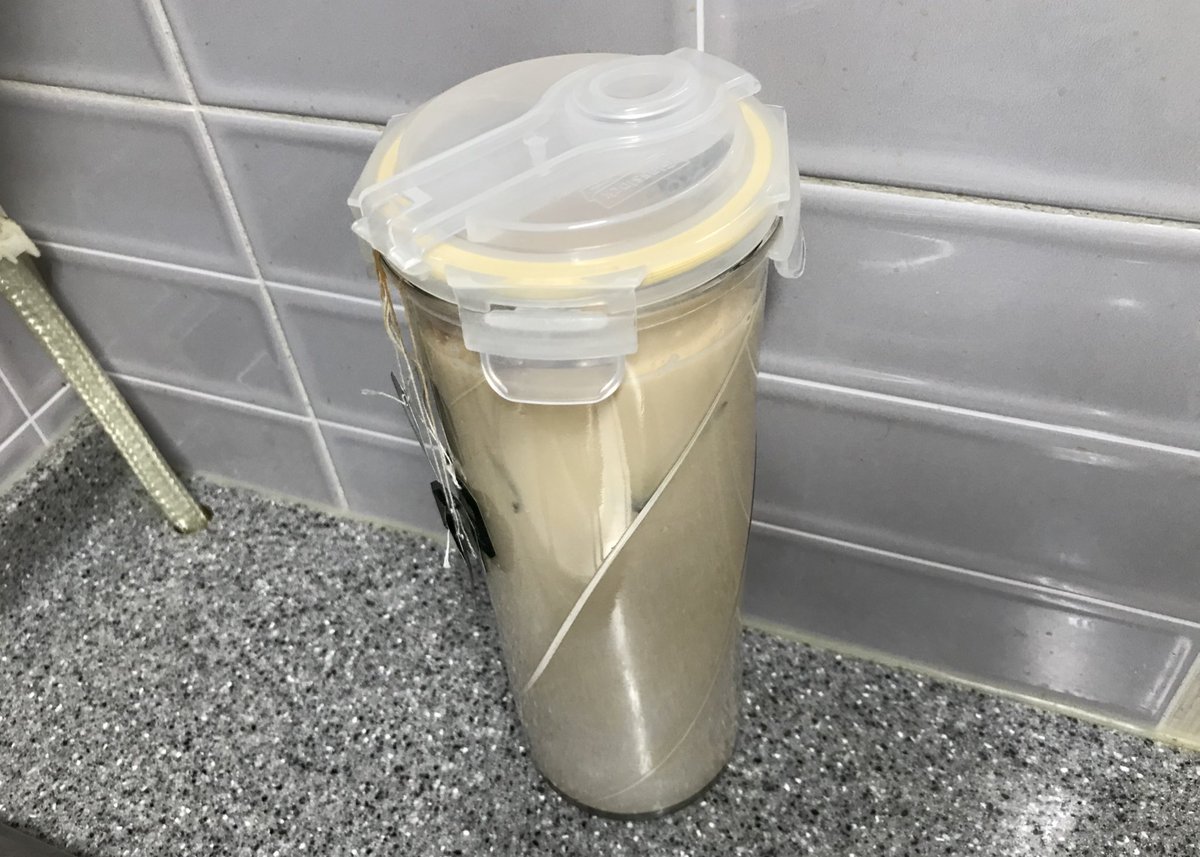 세상에서 가장 맛있는 밀크티 만드는 방법 

1. 티백7 + 설탕 10~14아빠스푼 + 물 500ml
2. 15분 우린 후
3. 흰우유 1l 에 1.를 부어 하루 냉침