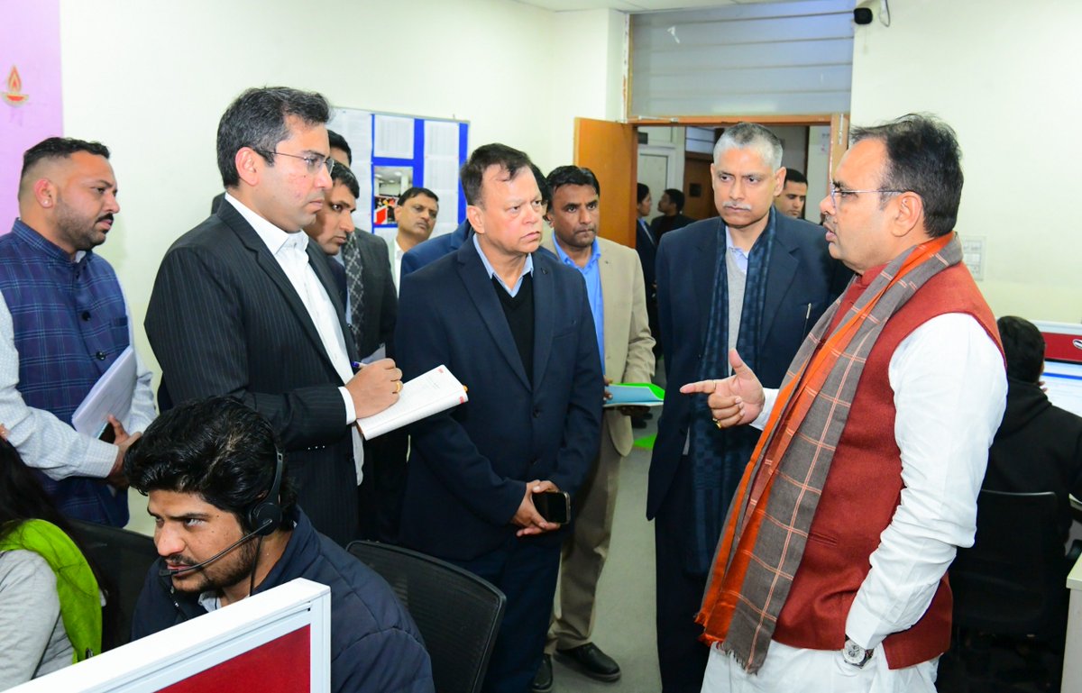आज सचिवालय परिसर के पुस्तकालय भवन में संचालित राजस्थान संपर्क हेल्पलाइन-181 की व्यवस्थाओं और संचालन का निरीक्षण किया।

निरीक्षण के दौरान फोन कॉल पर विभिन्न नागरिकों से बात कर उनकी समस्याएं सुनी और जनता की शिकायतों के त्वरित और प्रभावी समाधान के लिए संबंधित अधिकारियों और