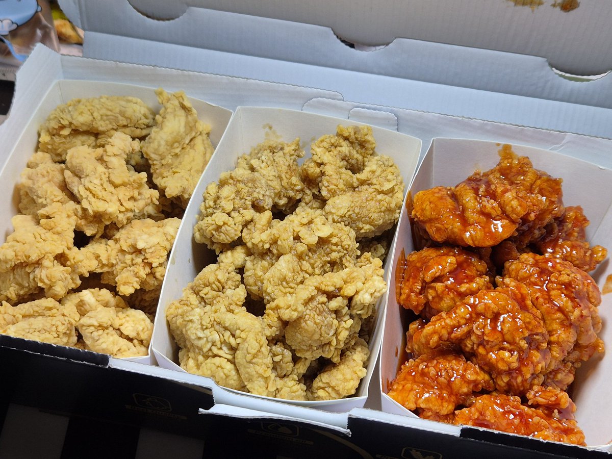 치킨마루 아쉽게도 식스팩이 없는 지점이라 츄리플 세트로 양념/마늘간장/크리스피 순살. 아마 가슴살인 것 같다. 난 맛있게 먹음.