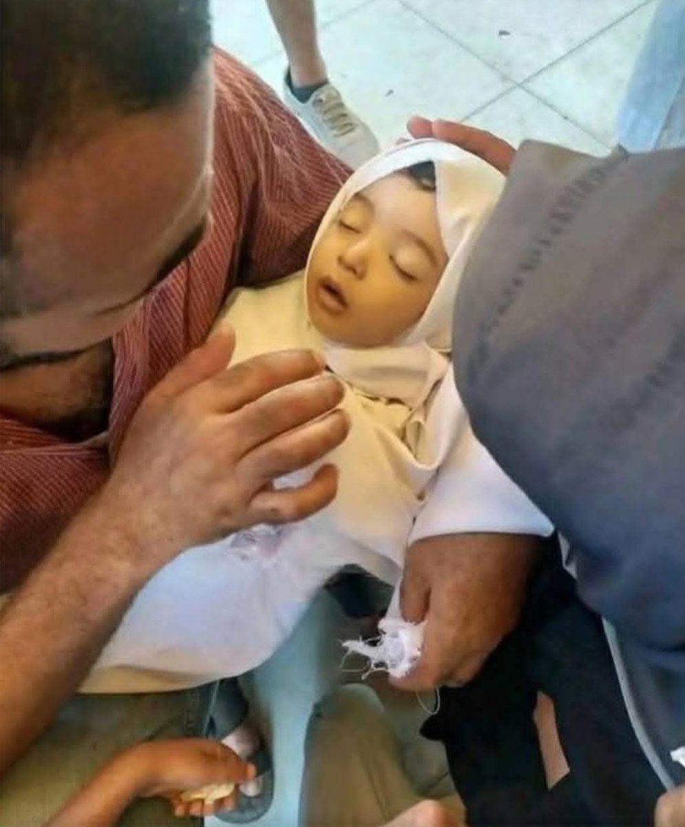 مات طفل في غزة الليلة من شدة البرد وكذلك حدث أمس وسوف يحدث كل ليلة ما دمتم تتفرجون.