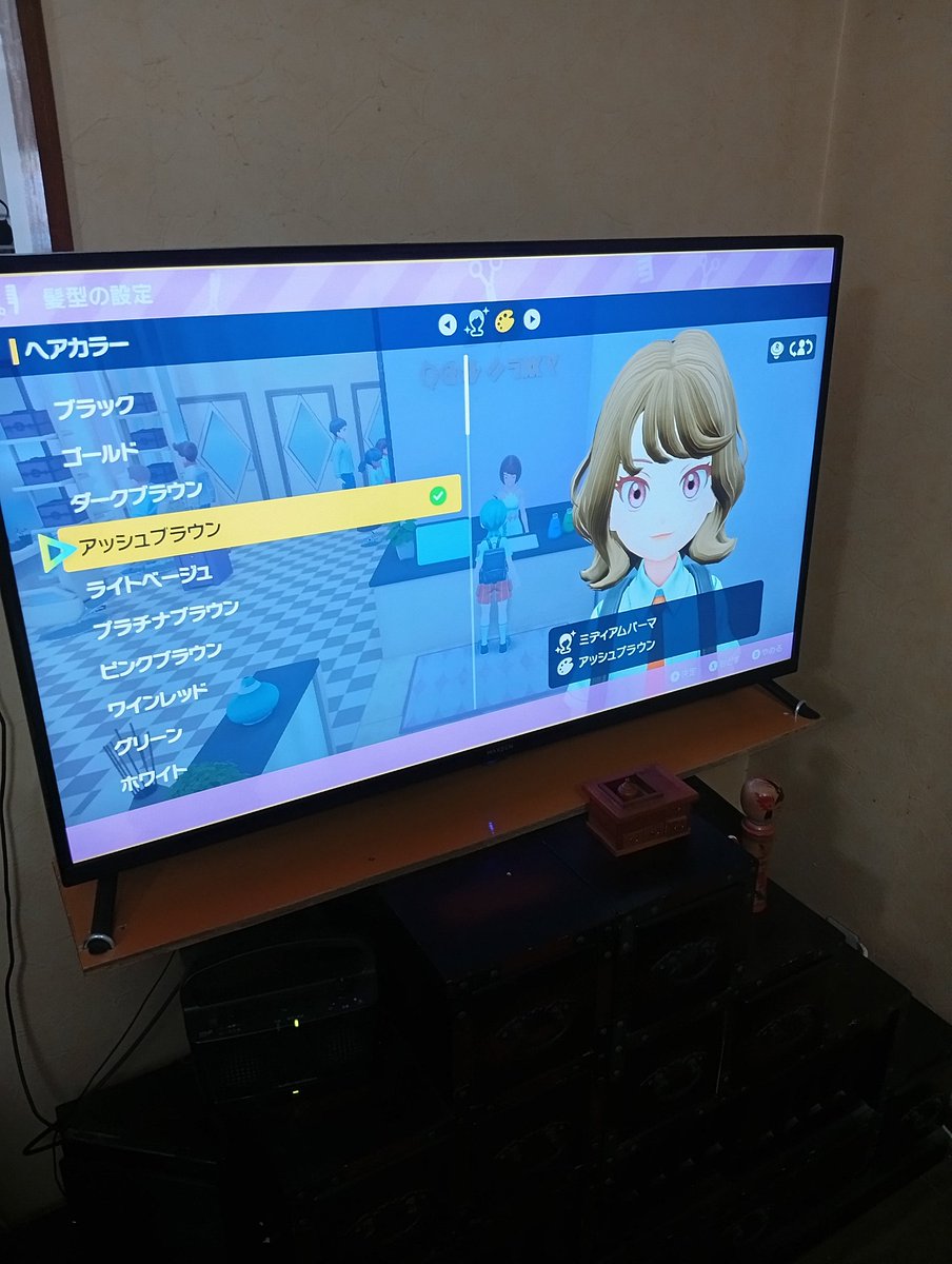 無限にヘアチェンしたり無限に校長室行ったりして永遠に冒険に出ない娘のポケモンSVを眺める夜。これが君の宝物なんだね