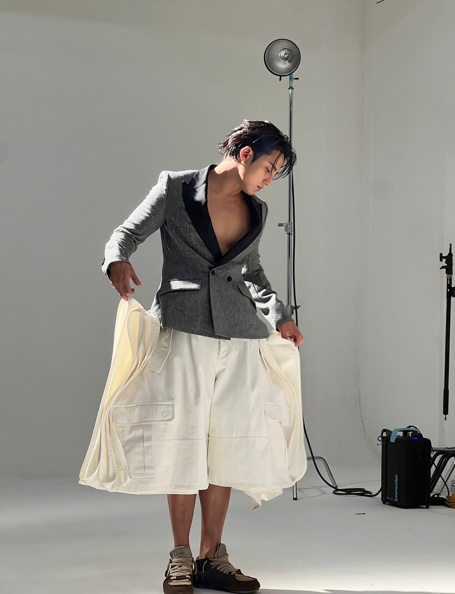 _onlywonforgyu's tweet image. when your idol is SO secure in his masculinity that embracing his flamboyant and feminine styles in such pretty sets of outfit just enhance his beautiful posture and face card even more… oh mingyu the cunty-diva-queen-slash-king that you are 🥹