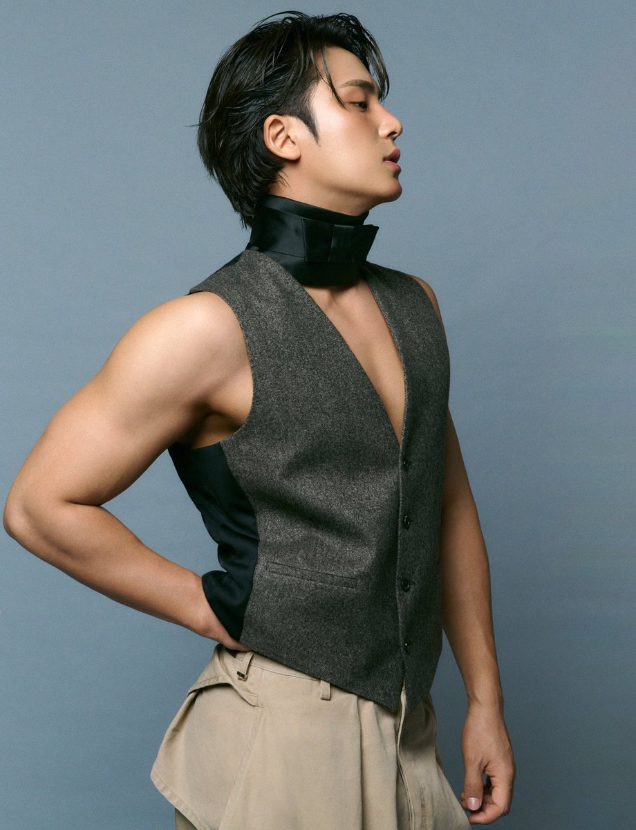 _onlywonforgyu's tweet image. when your idol is SO secure in his masculinity that embracing his flamboyant and feminine styles in such pretty sets of outfit just enhance his beautiful posture and face card even more… oh mingyu the cunty-diva-queen-slash-king that you are 🥹