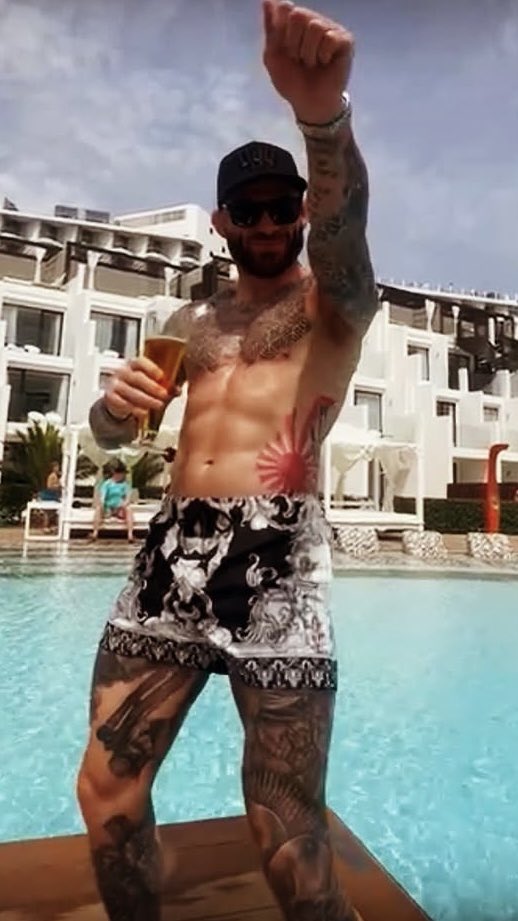 alphaAndyMac's tweet image. I need a fucking holiday!! 

Even if was with a group off F@Gs 

🤣🤣 at least I would keep you safe lads