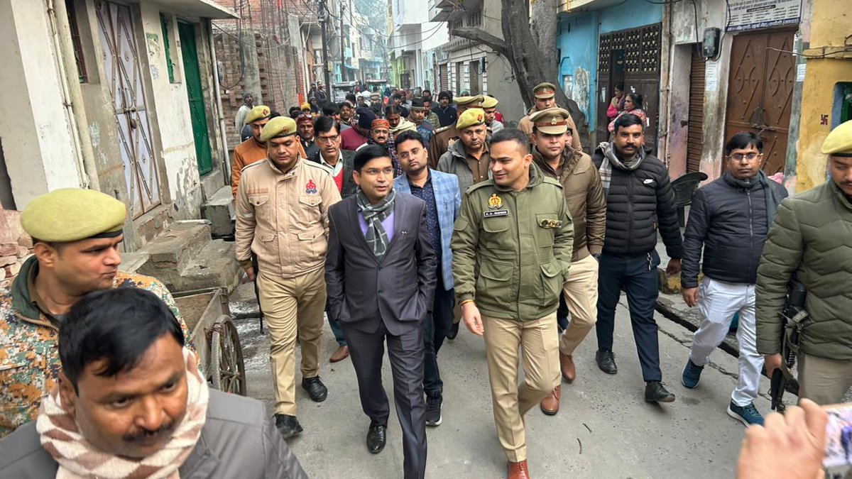 sambhalpolice's tweet photo. .#DMSambhal श्री राजेन्द्र पैंसिया व #SPSambhal
@Krishan_IPS द्वारा थाना चंदौसी क्षेत्रान्तर्गत मोहल्ला चुन्नी के वार्ड नं0-01 व वार्ड नं0-05 स्थित मलिन बस्ती का भ्रमण किया गया तथा आमजन से समस्याओं के बारे में जानकारी ली गई एवं उनके निस्तारण हेतु संबंधित को निर्देशित किया गया। https://t.co/HMvRDkqis8