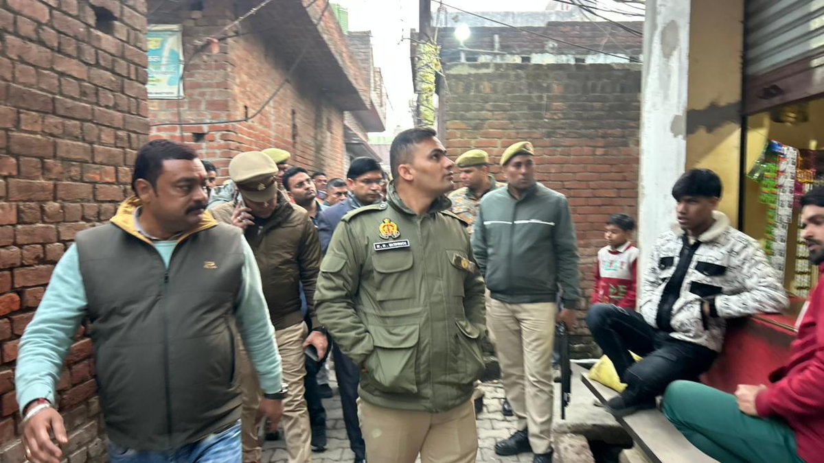 sambhalpolice's tweet photo. .#DMSambhal श्री राजेन्द्र पैंसिया व #SPSambhal
@Krishan_IPS द्वारा थाना चंदौसी क्षेत्रान्तर्गत मोहल्ला चुन्नी के वार्ड नं0-01 व वार्ड नं0-05 स्थित मलिन बस्ती का भ्रमण किया गया तथा आमजन से समस्याओं के बारे में जानकारी ली गई एवं उनके निस्तारण हेतु संबंधित को निर्देशित किया गया। https://t.co/HMvRDkqis8