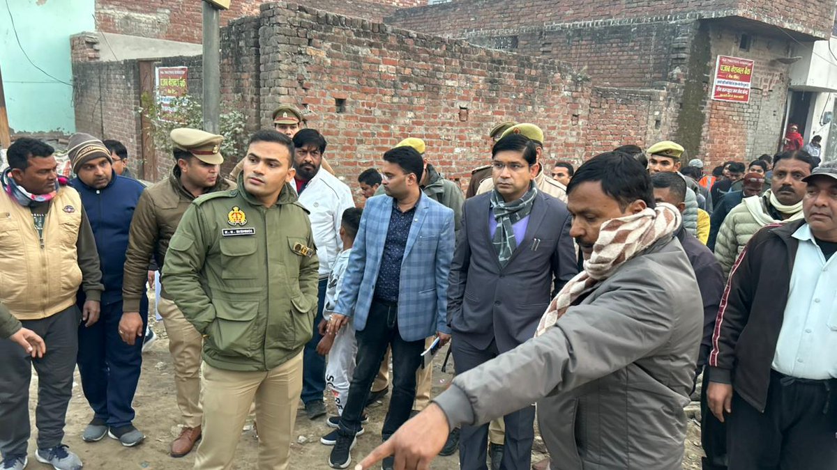 sambhalpolice's tweet photo. .#DMSambhal श्री राजेन्द्र पैंसिया व #SPSambhal
@Krishan_IPS द्वारा थाना चंदौसी क्षेत्रान्तर्गत मोहल्ला चुन्नी के वार्ड नं0-01 व वार्ड नं0-05 स्थित मलिन बस्ती का भ्रमण किया गया तथा आमजन से समस्याओं के बारे में जानकारी ली गई एवं उनके निस्तारण हेतु संबंधित को निर्देशित किया गया। https://t.co/HMvRDkqis8