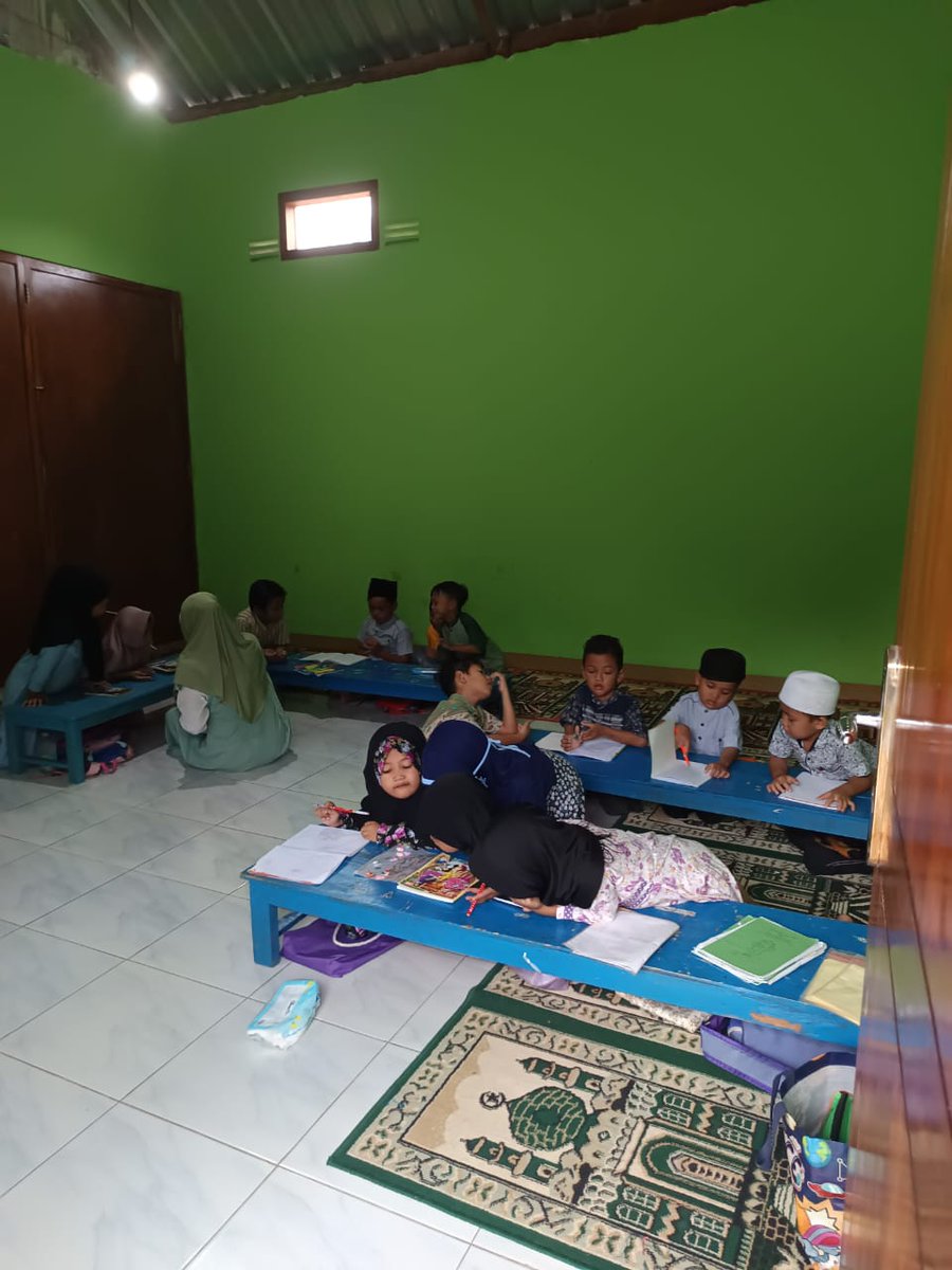 ardelia2508's tweet photo. Pindah² tempat ngaji.. Ini yg ke3.. emaknya kek kucing beranak.. https://t.co/9e062HUzuW