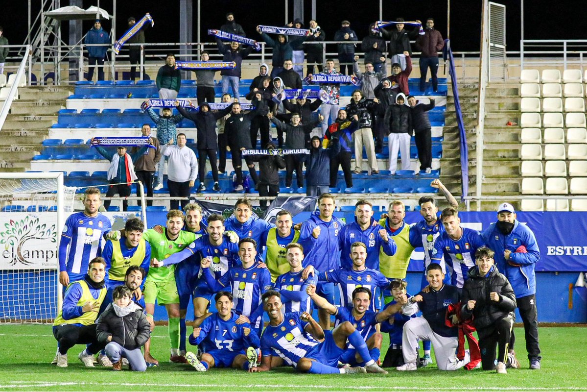 👑 Hoy los árboles de Navidad de #Lorca deberían estar llenos de camisetas, balones, merchandising del <a href="/lorcadeportiva/">Lorca Deportiva</a> pero no, pues la tienda está prácticamente vacía.

Entiendo que será cosa de <a href="/ErreaOfficial/">Erreà Sport</a>, pero esto es algo que se debería solucionar, es cosa de varios años.