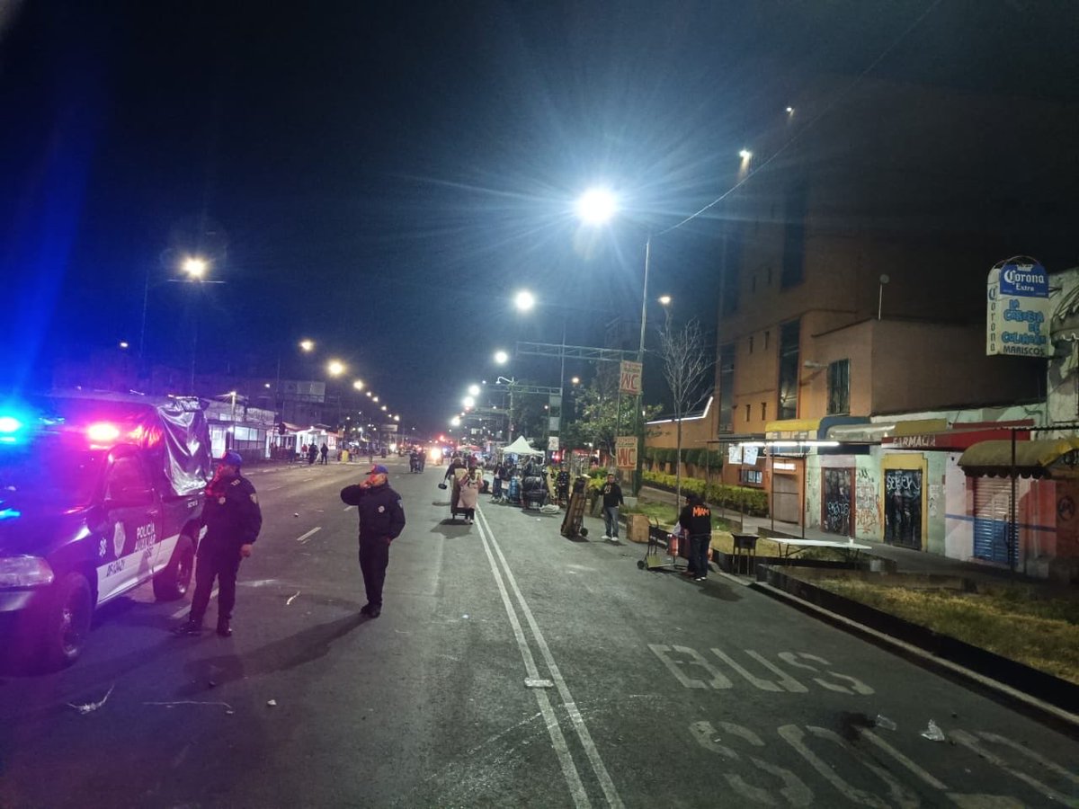 SPAOVP_CDMX's tweet photo. Personal de la #SPARVP, en coordinación con la @SSC_CDMX y la @SOBSECDMX, implementó un dispositivo de movilidad para restablecer el flujo vehicular en el Eje 1 Norte, tras el paso de los Reyes Magos. #SPARVPInforma https://t.co/PevRwO71a3