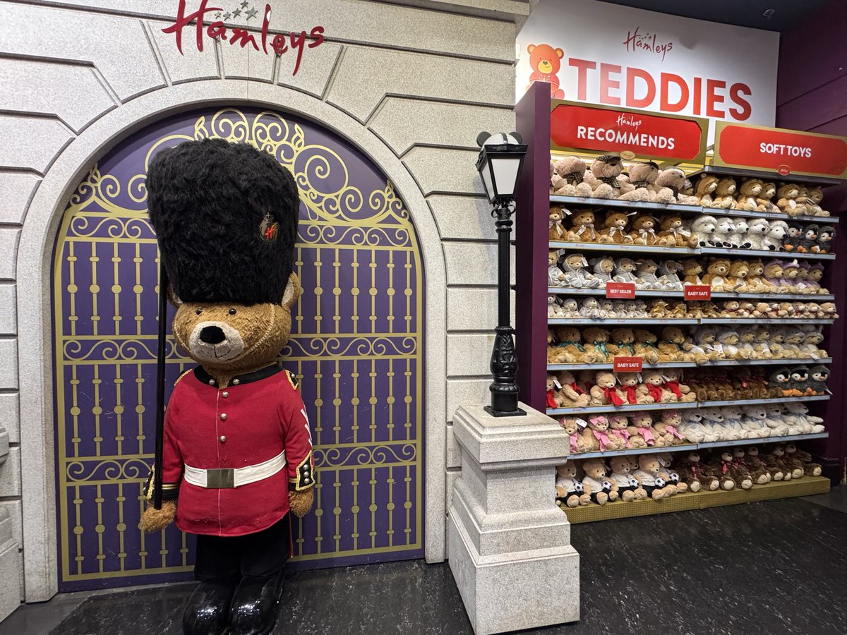 Snowing real time in Oxford Circus where you see both Oxford St. and Regent St.❄️

And may all the lovely teddy bears be your friends🧸

#赤楚衛二

 instagram.com/p/DTKsFuDkx8p/…