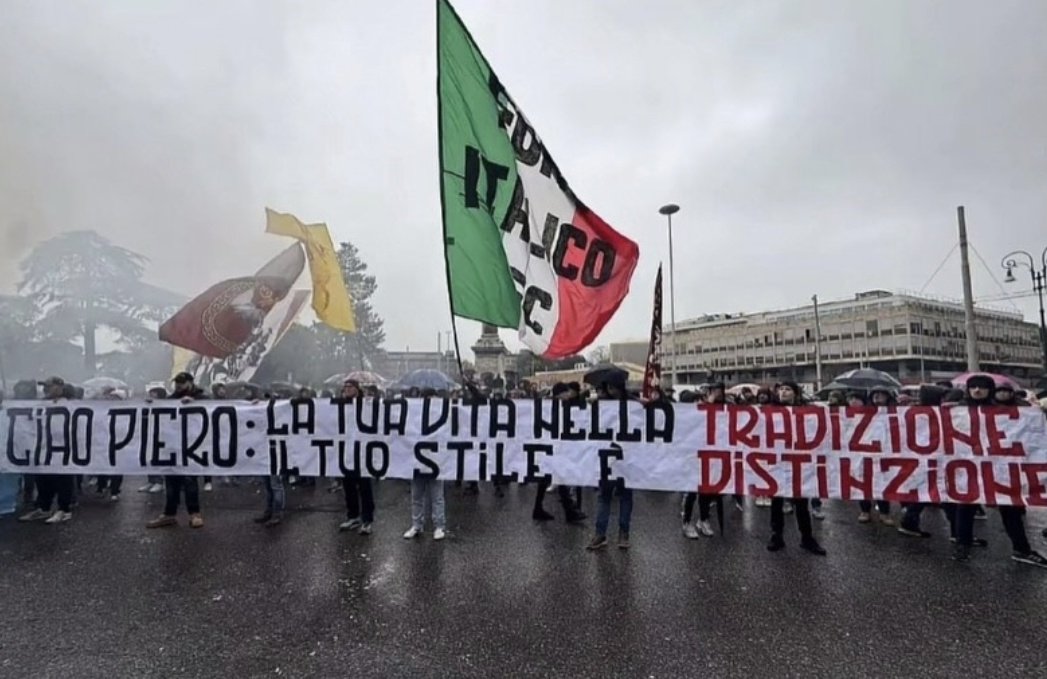 CalleYGrada's tweet photo. Curva Sud Roma🇮🇹 se despide de Piero, mítico ultra romanista fallecido recientemente. Presencia de Palermo con los romanistas, y de banderas atléticas.

Ciao Piero! https://t.co/Qjxm6qLKaJ