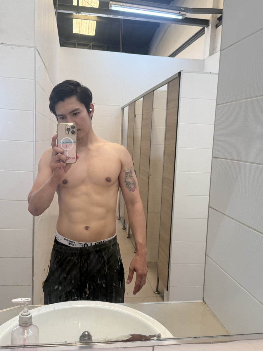 Auzazaabzeed's tweet image. เมื่อเช้าเล่นอกกับหน้าท้อง💪🥰 ขนาดนอนน้อยนะ แต่ตอนนี้นอนเพิ่มได้5 ชม ละ🥱🤣