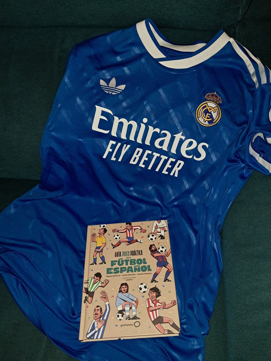 Los Reyes me han traído "guía poco practica del fútbol español" de <a href="/lalibreta/">Miguel</a> <a href="/estoesunajena/">Antonio Pacheco</a> y <a href="/futbolycine/">Carlos Marañón</a>, envuelto en manto sagrado.😅