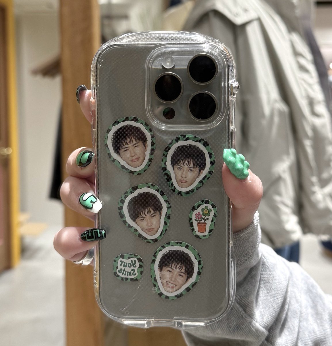 beforeとafter📱🆕

もう別のに変えちゃったから顔シールにまた戻そうかな、、😗