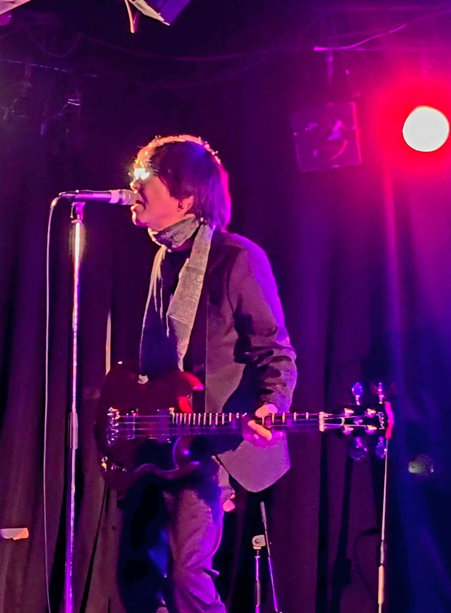 先日の新春四面楚歌の時の写真を頂きました。タクちゃんありがとうございます！前日に手にしたSGベースがどんな感じか見たかったので嬉しいです。
ストラップの位置、指板の不慣れ、音作り等…まだまだやる事有りますが、思い入れがあって購入したベース…これからが楽しみですね👍
#SGベース