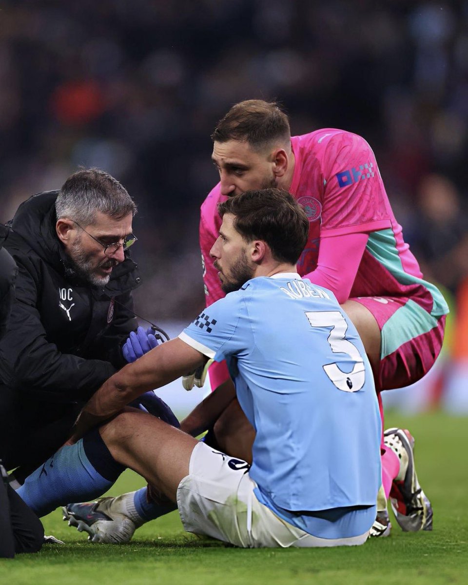 FootballSpotHQ's tweet image. 🚨 𝗕𝗥𝗘𝗔𝗞𝗜𝗡𝗚: Manchester city defender ruben dias ruled out for 4-6 weeks with a hamstring injury, confirms pep guardiola ❌🦵

a big blow for city’s defense… crucial period ahead. 👀