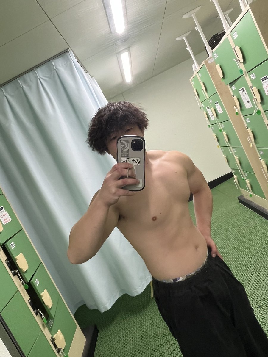 hide_yoshi0214's tweet photo. 胸トレの日
お、今日調子いいじゃん（ビジュいいじゃん的なノリ）って感じでベンチMAX更新できそうだったけどやっぱりダメでした😿
クソがっっ…
 #筋トレMEMO  #筋トレ  #筋肉  #胸  #ちくしょうっ https://t.co/63Vg0VcfcJ