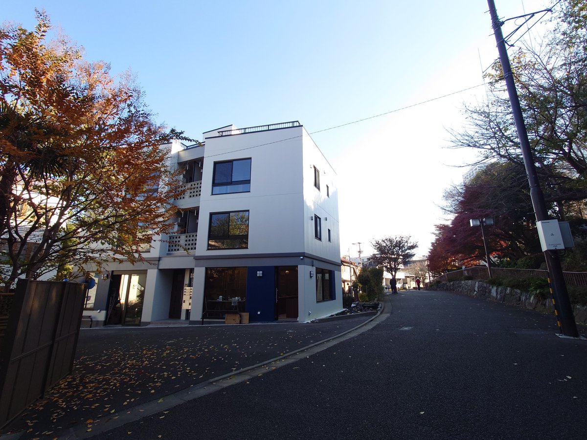林試の森公園の水車門の目の前に建ったビルの1階に、店舗区画が2つも。カフェに最高な場所だなと思います。

先月から内装工事が入っている雰囲気なので、何かオープンするかもしれません。