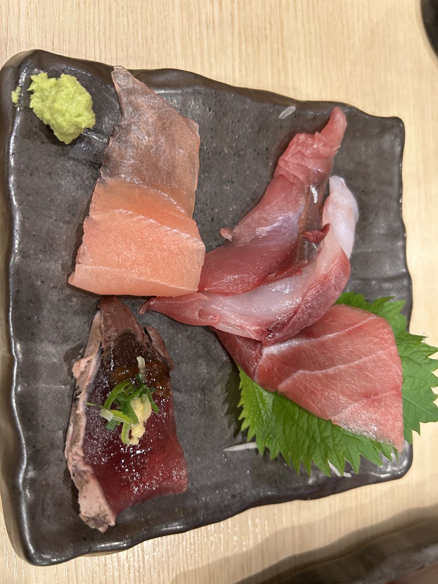 このポストがちょっとバズったおかげで、教えて頂けた廻転とやま鮨に年末行ってきたんですよ。
で、銀座にあるんですが、飲み放題コース料理で1人6千円でいいわけ。
席とかはまぁそれなりなんだけど、値段に対する価値はかなり高かったと思う。