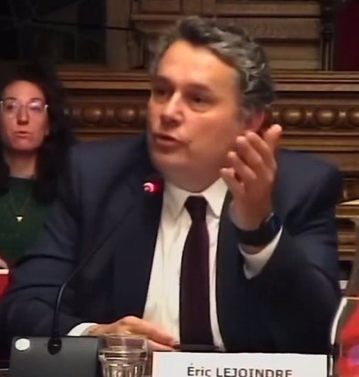 Votre réveillon du nouvel an s’est bien passé ? ☺️
Vous pensez que le maire PS du XVIII, Éric Lejoindre, a encore commandé des pizzas lapin au nutella pour ses enfants avec l’argent des parisiens ? 
Comme l’an dernier ? 🙄

Ps : toujours directeur de campagne d’E.Gregoire