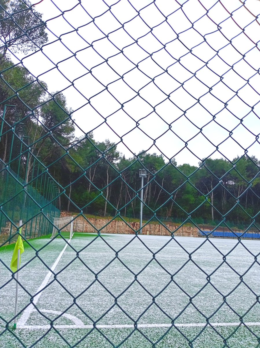 _andrej45's tweet image. VAR sustav je izvan funkcije i na drugom dijelu grada, a i trebat će nam crvene lopte danas. ❄😅