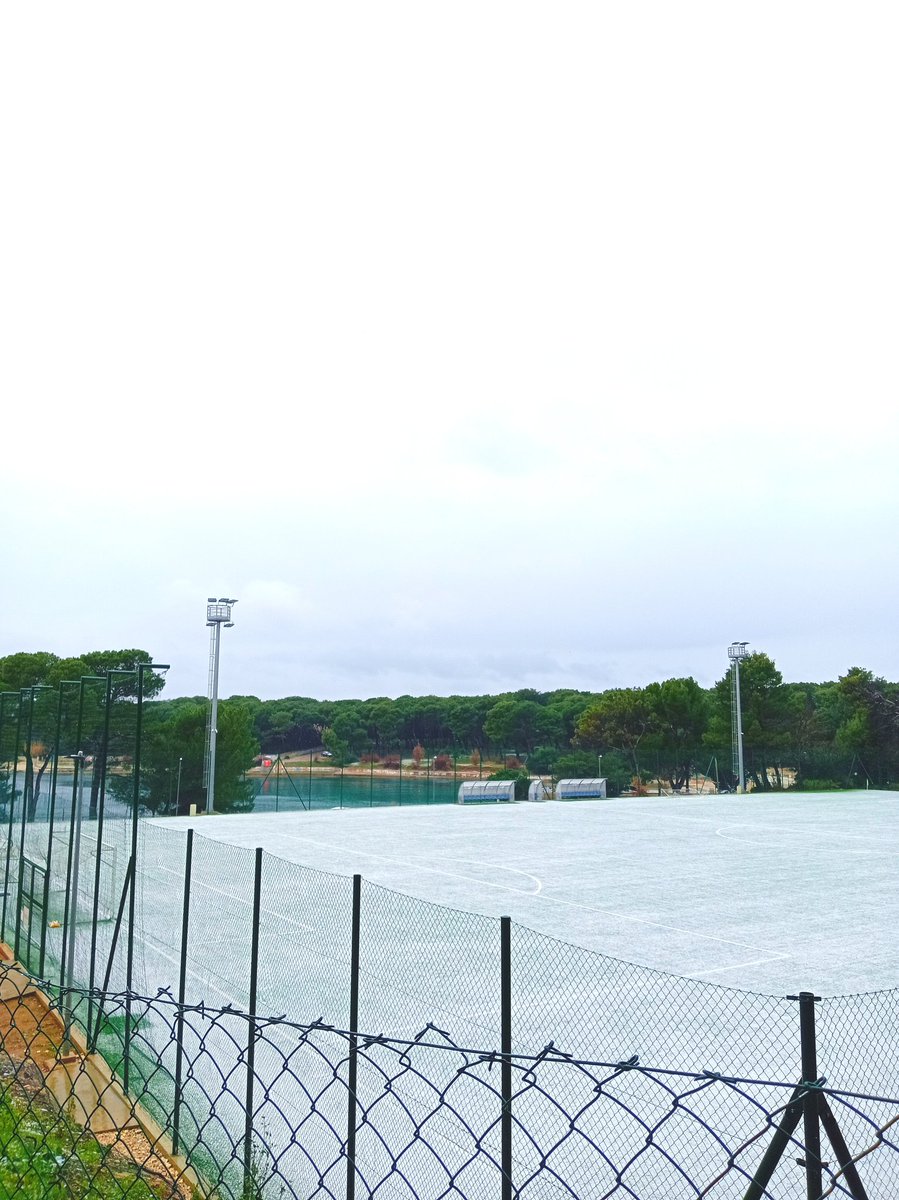 _andrej45's tweet image. VAR sustav je izvan funkcije i na drugom dijelu grada, a i trebat će nam crvene lopte danas. ❄😅