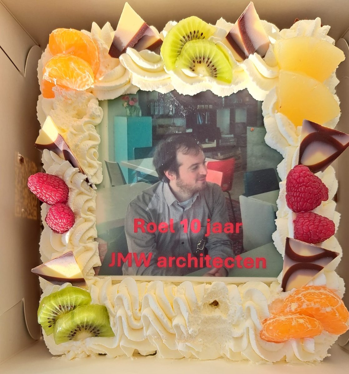🎉 10 jaar in dienst – Roel Bekkers 🎉

Vandaag vieren we een mooie mijlpaal: onze collega Roel is 10 jaar in dienst als architect bij JMW Architecten!
 Op naar nog veel  mooie projecten en jaren samen!
👏 Gefeliciteerd Roel, en bedankt!
