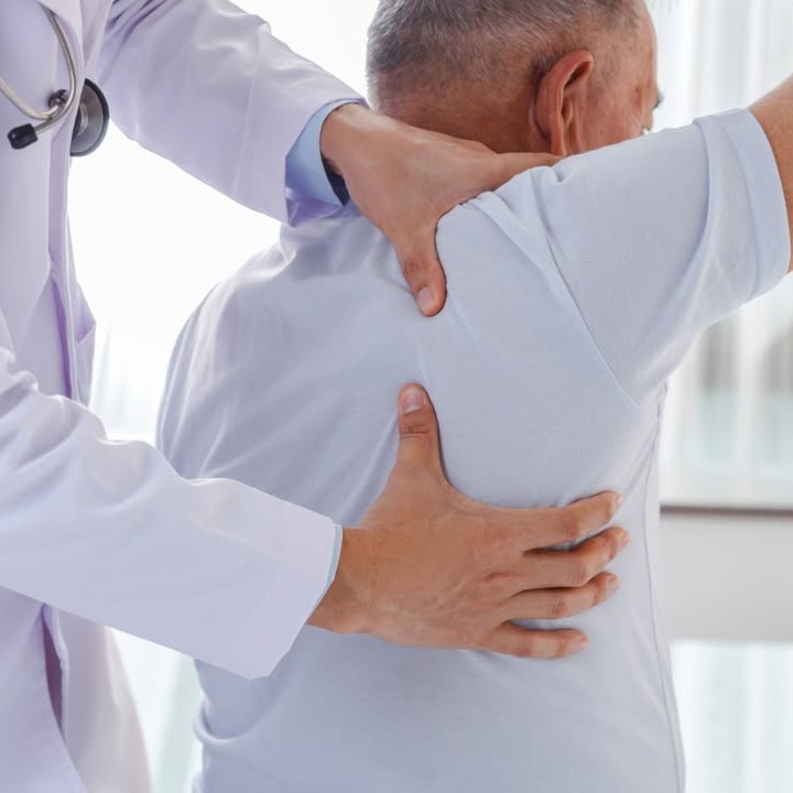 💆‍♂️ Want relief from back pain? Chiropractic care promotes overall wellness by keeping your spine healthy and body pain-free. Call us for a consultation today! 🏥✨