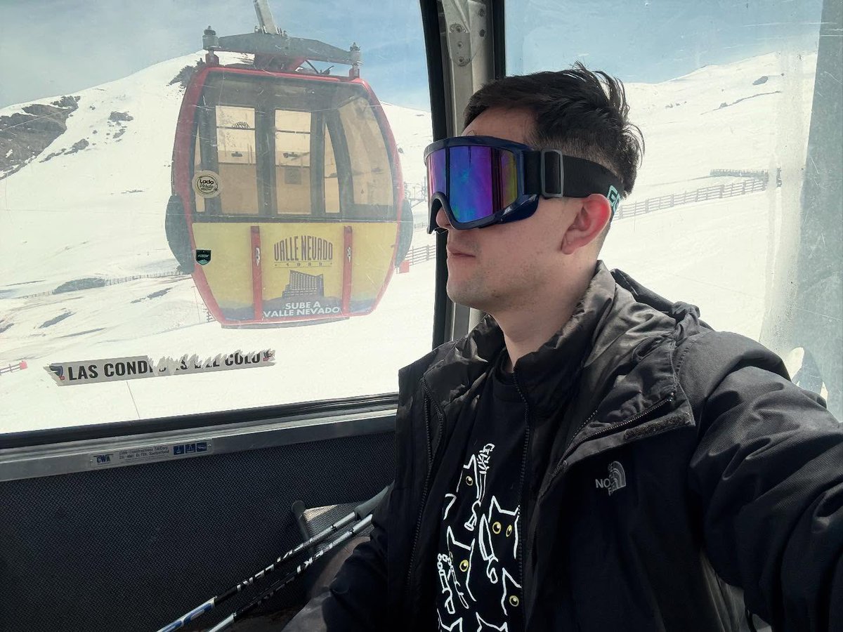 java_cracks's tweet image. My second time skiing and it was epic! After a million falls, I finally made it down the slope without eating snow xD Can’t wait to come back to this awesome country!