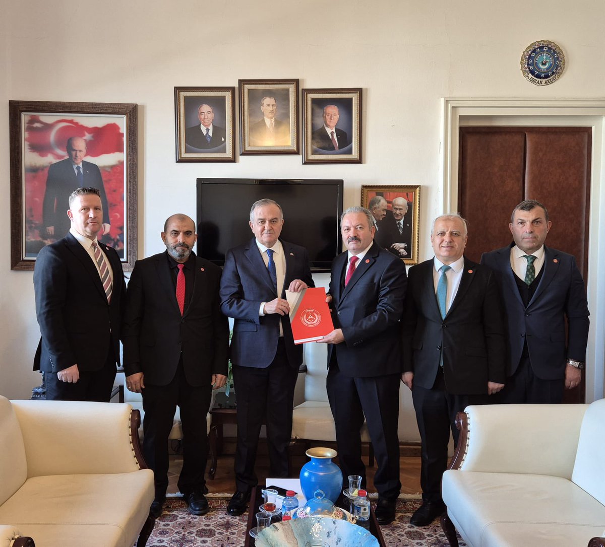 Kahraman #UzmanÇavuş ların özlük hakları için mücadeleden taviz vermiyeceğiz.
Görevdeki Uzman çavuşun tüm mağduriyeti bitene kadar
Emekli Uzman Çavuş yaşanılabilir maddiyata refaha kavuşana kadar gece gündüz soğuk sıcak demeden koşturacağız.
TBMM’de  <a href="/MHP_Bilgi/">MHP</a> Genel Başkanı