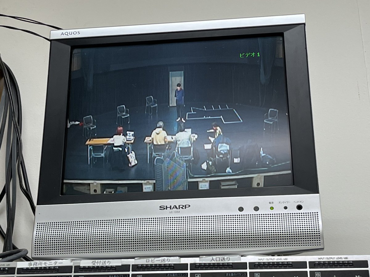 7nananokai7's tweet photo. 本日は「ビリケン」チームの稽古です🏃
PC作業をしながらモニターで稽古をチラ見👀
もうすっかり台本を手放し、演出：金さんの熱も入っている模様…🔥
今回もトライアウト公演の為、各回50席限定です！
ご予約は→https://t.co/YQhQCBettS
盛る姉・ビリケン・新世界最終の3本立て！
ぜひご覧ください。 https://t.co/wHGazY7rRy
