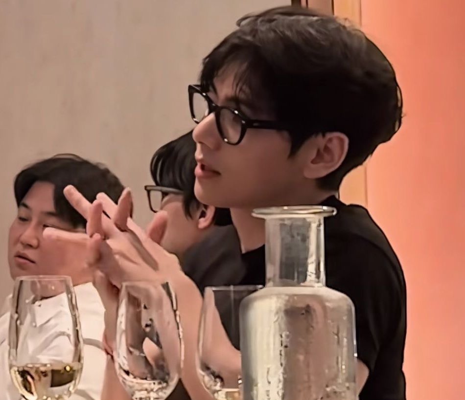 mylovebwi's tweet image. Why does he look that attractive in glasses? I’m genuinely sick.