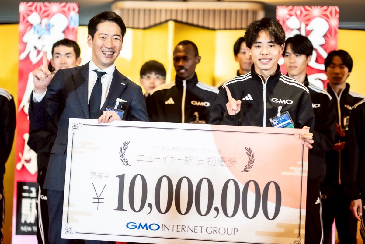 m_kumagai's tweet photo. 同席上で｢ニューイヤー駅伝の優勝お祝い」をしました😊🏃‍♂️㊗️

選手一人一人に優勝賞金1000万円を支給💰来年も連勝するお約束を頂きました！

#ニューイヤー駅伝 
#ニューイヤー駅伝2026 
#GMOインターネットグループ陸上部
#GMOインターネットグループ
#日本一 https://t.co/ANQ1agNcWO