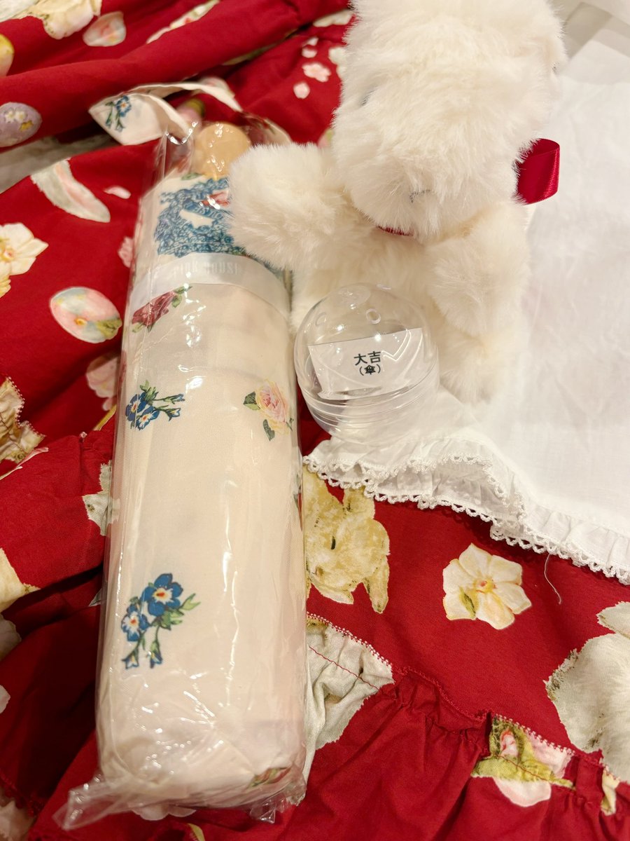 ayakos1022's tweet photo. 今年最初のお出かけは
ピンクハウス 表参道店🐰

幸見うさぎプリントと
うさぎ耳フードをお迎え。

ガチャは大吉✨
いい年のはじまり☂️🌸

#ピンクハウス
#ふわふわ彩子
#幸見うさぎ https://t.co/lqdfSIOJFZ