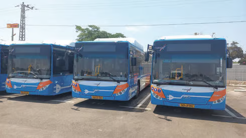 olam_katan's tweet image. נהג אוטובוס ערבי כלא ארבעה ילדים חרדים בירושלים, בקו 25 של חברת אקסטרה, איים לחטוף אותם לשכונות הערביות והתנה את שחרורם בהשפלה עצמית.

הילדים, בני תשע ו-10, ביקשו לרדת בתחנה האחרונה בנווה יעקב. הנהג סירב לפתוח את הדלתות, החל בנסיעה כשהן פתוחות תוך סיכון חייהם, והודיע להם: "אני…