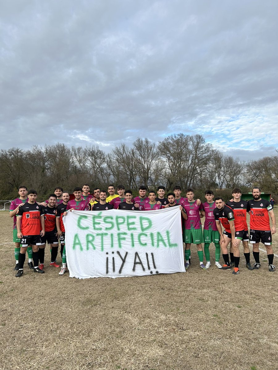 ⚽️ ¡El árbitro da inicio al partido en el Municipal de Tiétar!

#NuestraHistoriaSeEscribeContigo