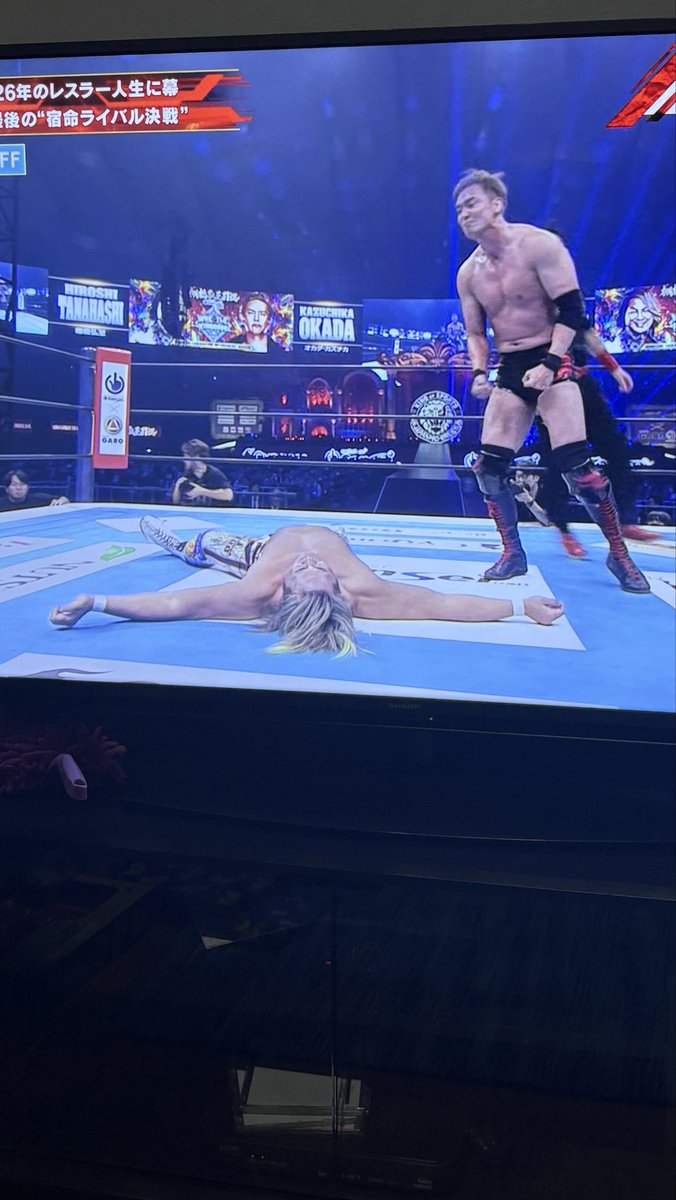 今日で棚が引退😭小さい頃から好きな選手。引退なんて信じれん。柴田や、内藤、ジェイ、も来てたみたい😭観に行けなかったけど、テレビで観れて良かった😭
棚橋選手お疲れ様でした！
#新日本プロレス 
#棚橋弘至  選手
#オカダカズチカ　選手
#棚橋引退